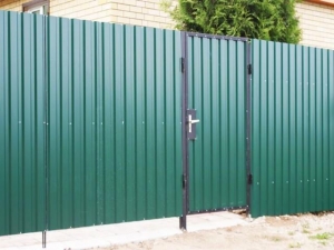 Забор из Профнастила с Полимерным покрытием "Под Ключ" 1.7 м. Зелёный